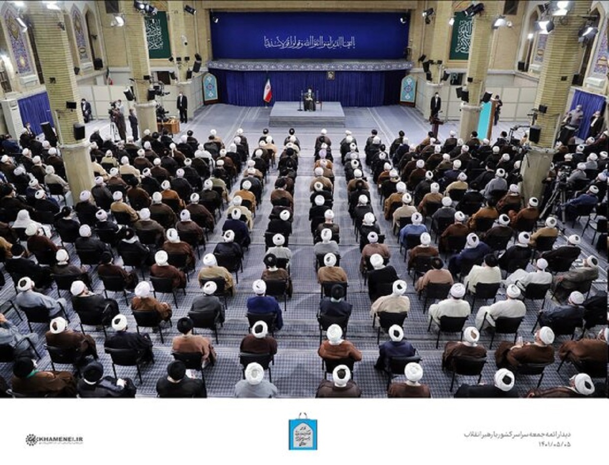 مقام معظم رهبری: تفاوت در گفتار و رفتار امام جمعه، مستمع را بر سر لج آورد / امام جمعه مطلقاً وارد مسائل اقتصادی نشود / روحانیت باید نان‌خور مردم باشد تا بتواند کنار مردم بایستد