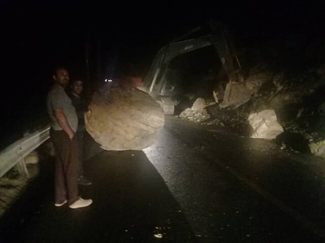 سیل در امامزاده داوود تهران / 2 کشته و 8 مفقودی /جستجو برای مفقودان احتمالی سیل در امامزاده داوود تهران / 2 کشته و 8 مفقودی /جستجو برای مفقودان احتمالی