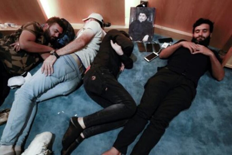 حمله دوباره حامیان مقتدی صدر به پارلمان عراق / تحصن در پارلمان (+عکس) حمله دوباره حامیان مقتدی صدر به پارلمان عراق / تحصن در پارلمان (+عکس)