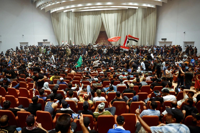 حمله دوباره حامیان مقتدی صدر به پارلمان عراق / تحصن در پارلمان (+عکس) حمله دوباره حامیان مقتدی صدر به پارلمان عراق / تحصن در پارلمان (+عکس)