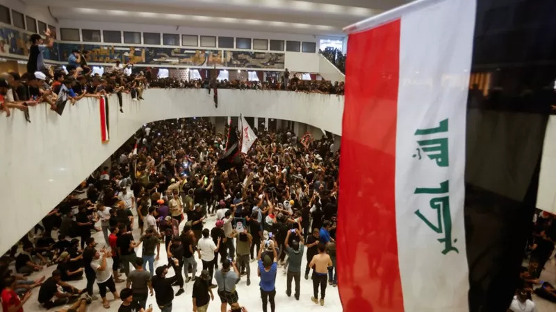 حمله دوباره حامیان مقتدی صدر به پارلمان عراق / تحصن در پارلمان (+عکس) حمله دوباره حامیان مقتدی صدر به پارلمان عراق / تحصن در پارلمان (+عکس)