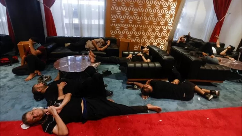 حمله دوباره حامیان مقتدی صدر به پارلمان عراق / تحصن در پارلمان (+عکس) حمله دوباره حامیان مقتدی صدر به پارلمان عراق / تحصن در پارلمان (+عکس)