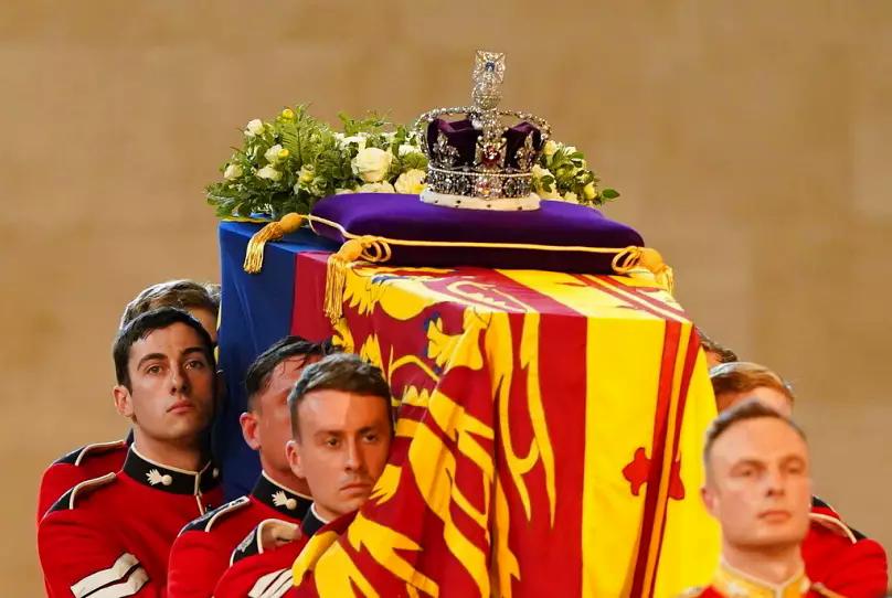 تئوری توطئهٔ «ملکه بریتانیا در تابوت نیست»؛ جسد چگونه ۱۱ روز تازه نگه داشته میشود؟ تئوری توطئهٔ «ملکه بریتانیا در تابوت نیست»؛ جسد چگونه ۱۱ روز تازه نگه داشته میشود؟