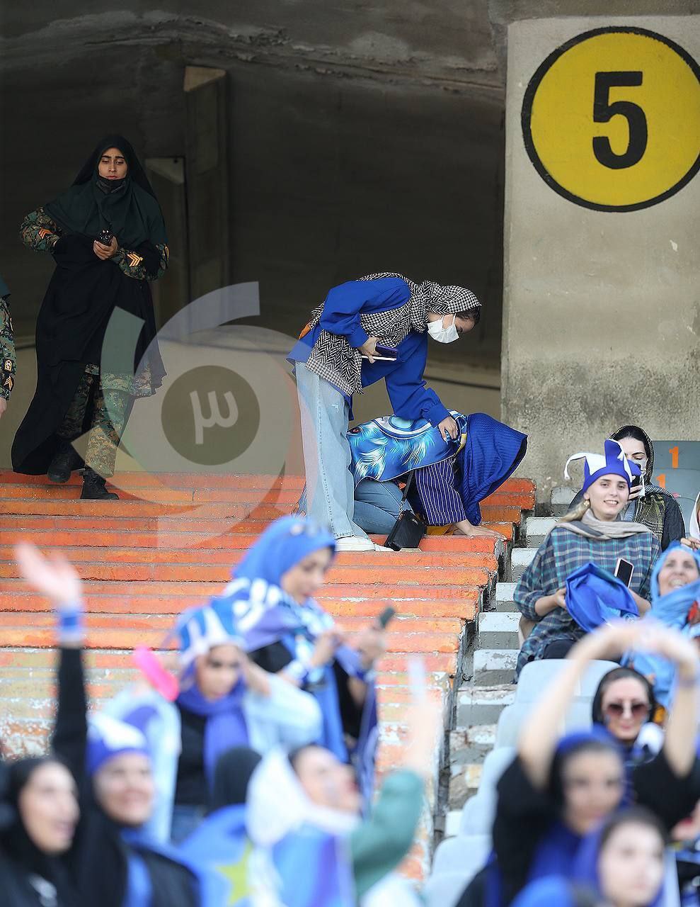 متفاوت‌ترین تصاویر از حضور زنان در آزادی/ بوسه زدن بر زمین ورزشگاه (عکس+فیلم)