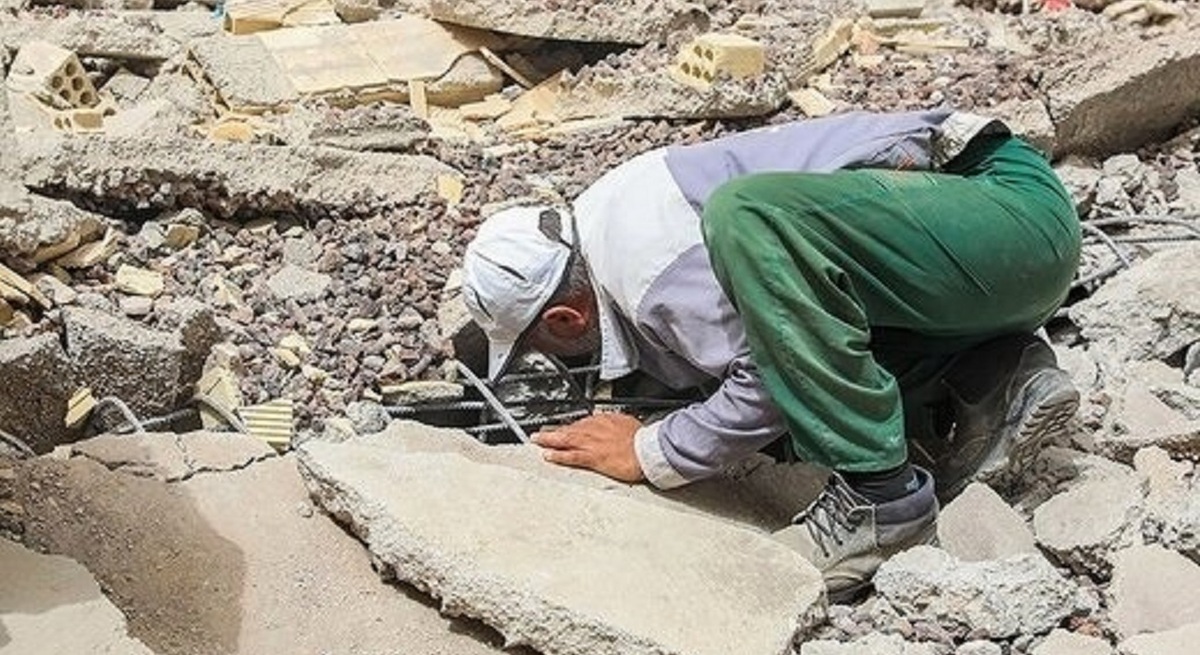 وضعیت تنها کارگر بازمانده فاجعه متروپل آبادان/ یکی از پا‌های او قطع شده و کلیه و یکی از چشم‌هایش نیز دچار مشکل شده‌اند