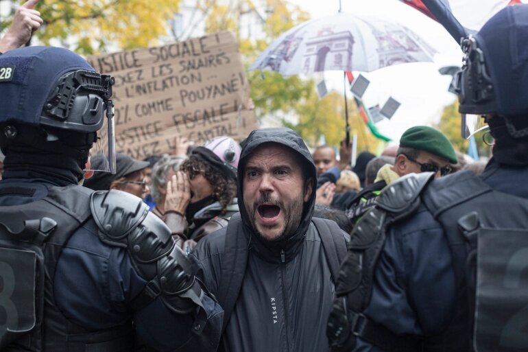 فرانسه؛ تظاهرات علیه گرانی در پاریس / برنده نوبل در صف اول / ادامه اعتصاب کارگری و صف پمپ بنزین