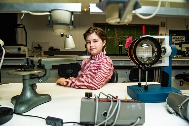 تصاویر باهوش‌ترین پسربچه‌ای که دنیا را حیرت‌زده کرده است