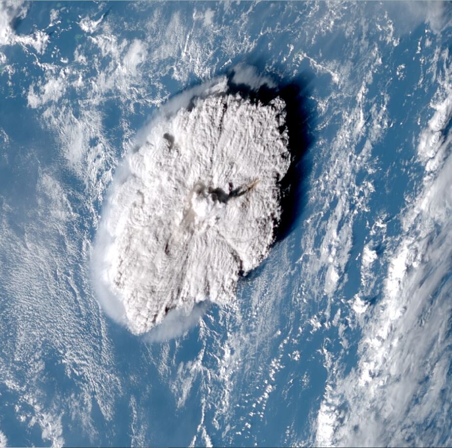 عظیم‌ترین انفجار ۳۰ سال اخیر زمین که ستون غبارش ۶۰ کیلومتر بالا رفت! (+عکس)