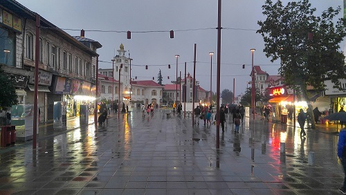 پای‌کوبی و برخورد در پیاده‌راه زیبای رشت؛ «همکاری شهروندان» یا «دخالت لباس شخصی‌ها»؟