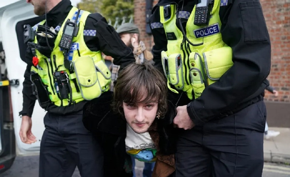 دو ماجرای سیاسی - حقوقی در غرب و یک سؤال از قوه قضائیه: درباره دستگیر شدگان چگونه رأی خواهید داد؟