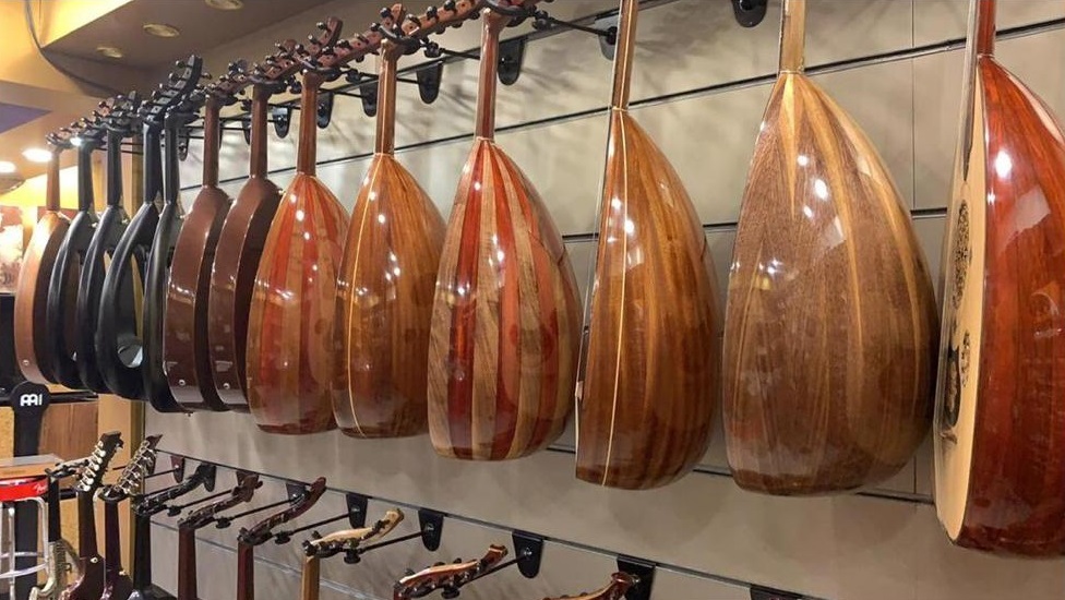 ساز عود آقای وزیر میراث ؛ ساز در تلویزیون قابل پخش نیست اما در یونسکو میراث جهان است