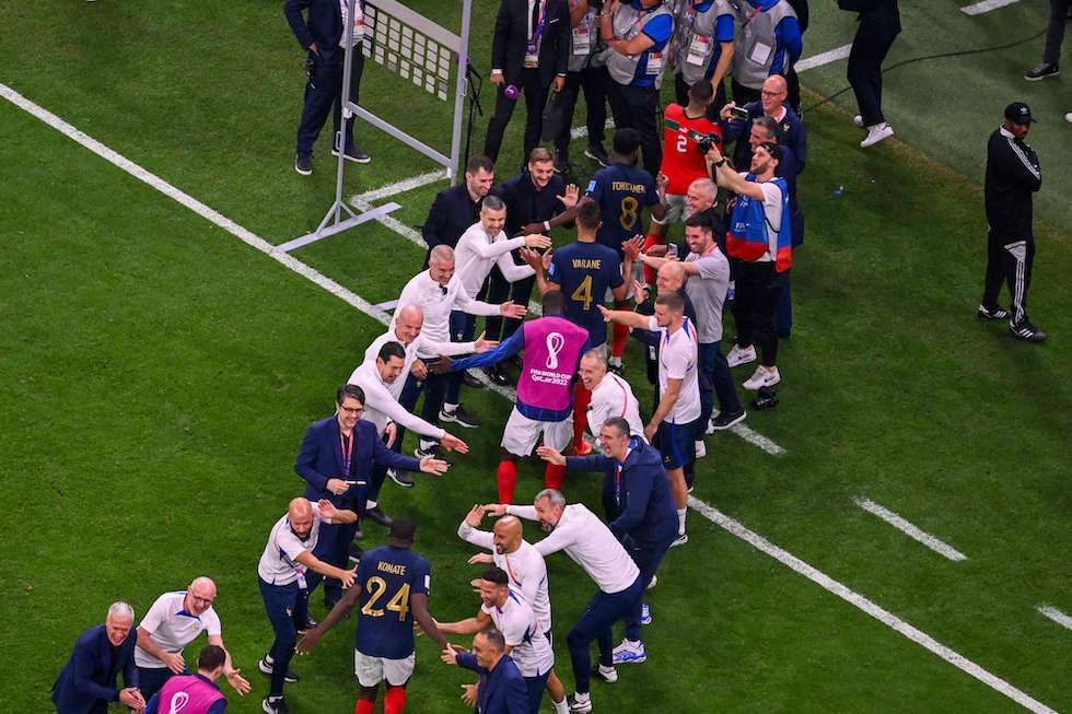 حاشیه بازی فرانسه - مراکش (+عکس) / از شادی مکرون تا دلداری امپایه به اشرف حکیمی