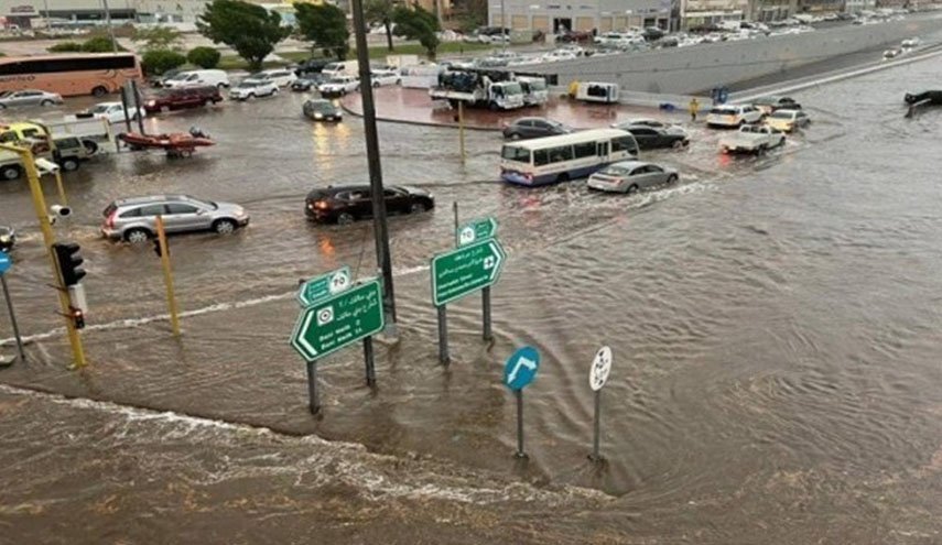 عربستان/ سیلاب شدید در جده/ لغو پروازها، تعطیلی مدارس و گزارش ۲ فوتی تاکنون