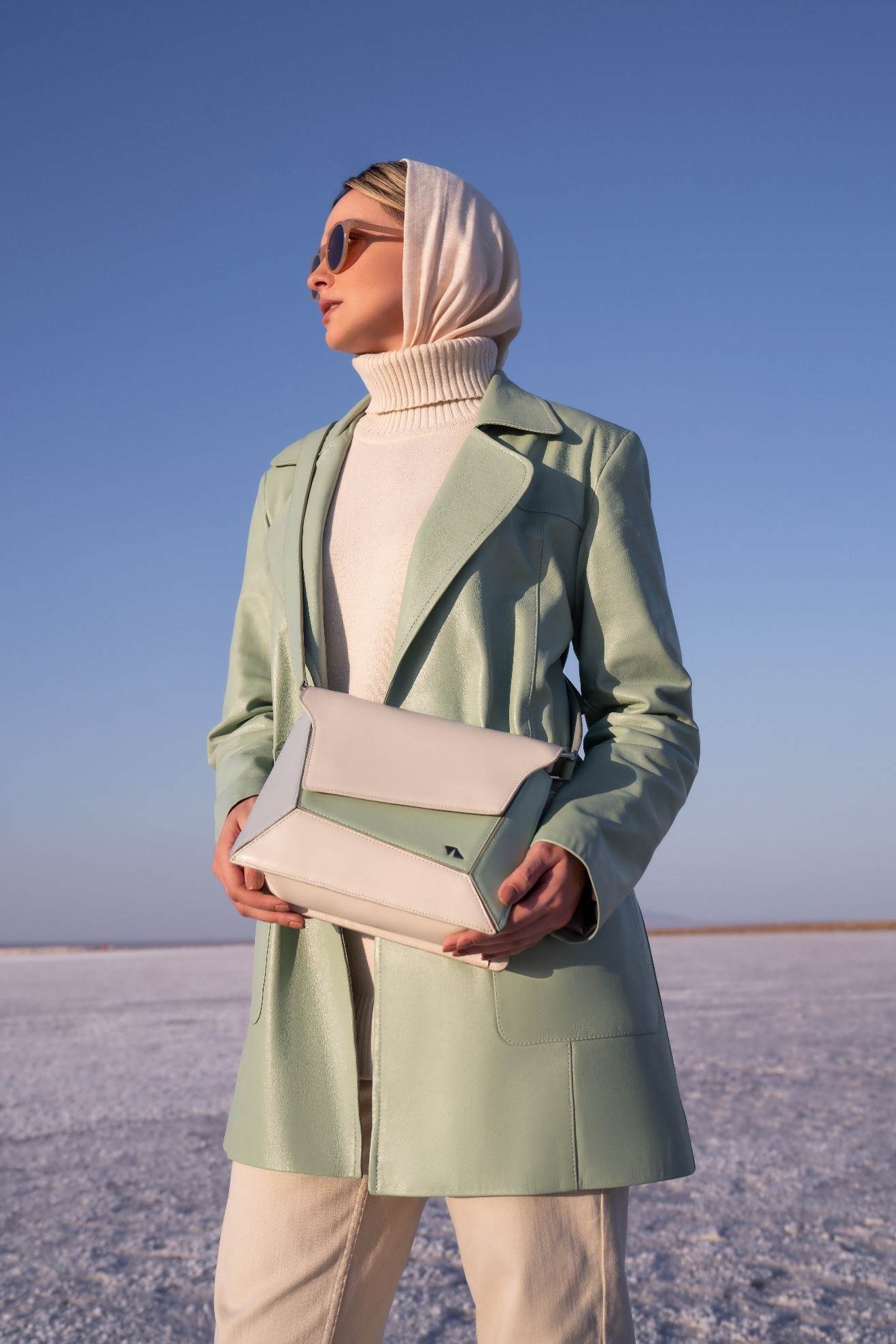 کیف دوشی زنانه؛ مهم‌ترین اکسسوری برای خانم‌ها!