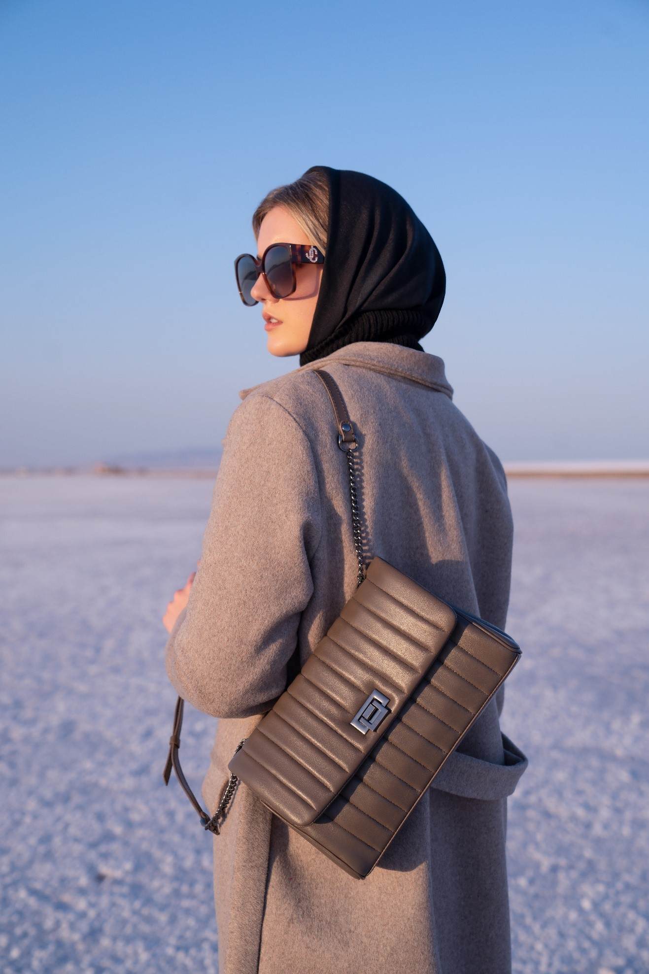 کیف دوشی زنانه؛ مهم‌ترین اکسسوری برای خانم‌ها!