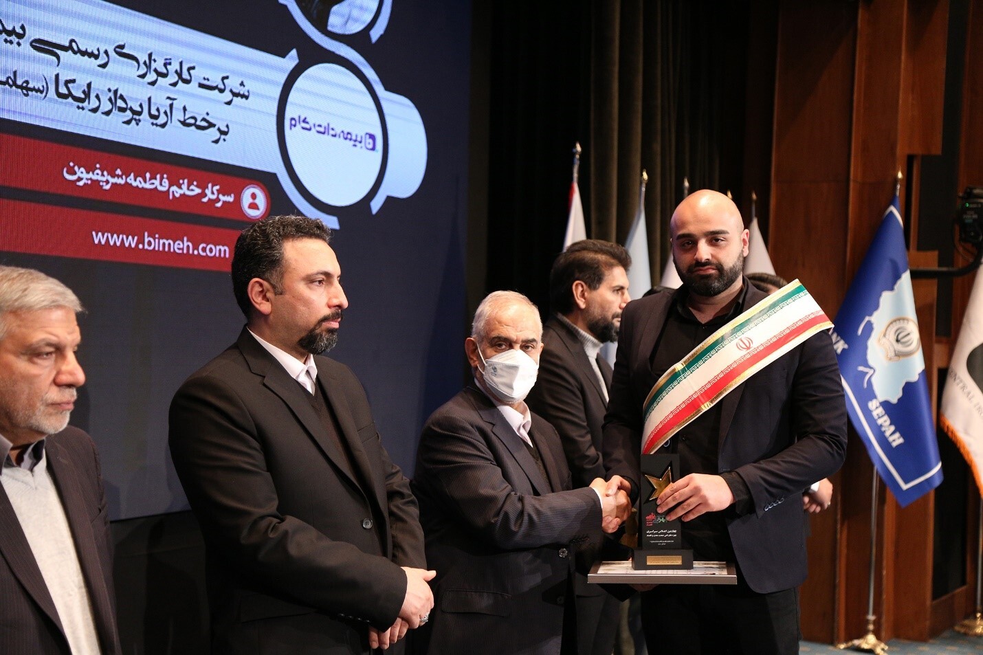 تقدیر از مدیرعامل بیمه دات کام در چهارمین اجلاس چهره های نامی صنعت، معدن و اقتصاد کشور تقدیر از مدیرعامل بیمه دات کام در چهارمین اجلاس چهره های نامی صنعت، معدن و اقتصاد کشور