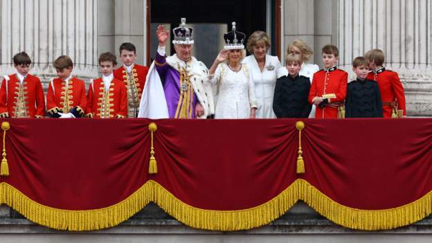 تاجگذاری چارلز سوم پادشاه انگلیس (+عکس) / بازداشت 10 معترض