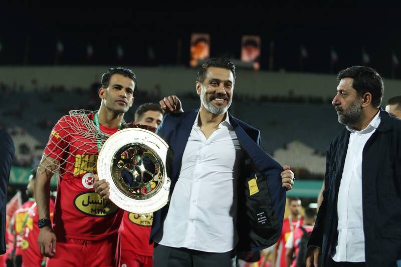 نوشته روی کت افشین پیروانی در شب فینال نوشته روی کت افشین پیروانی در شب فینال