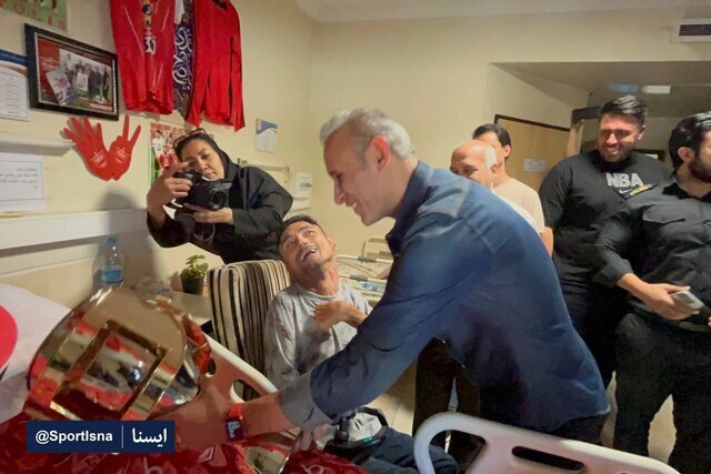 یحیی با جام به دیدار هوادار معلول پرسپولیسی رفت (+ عکس)