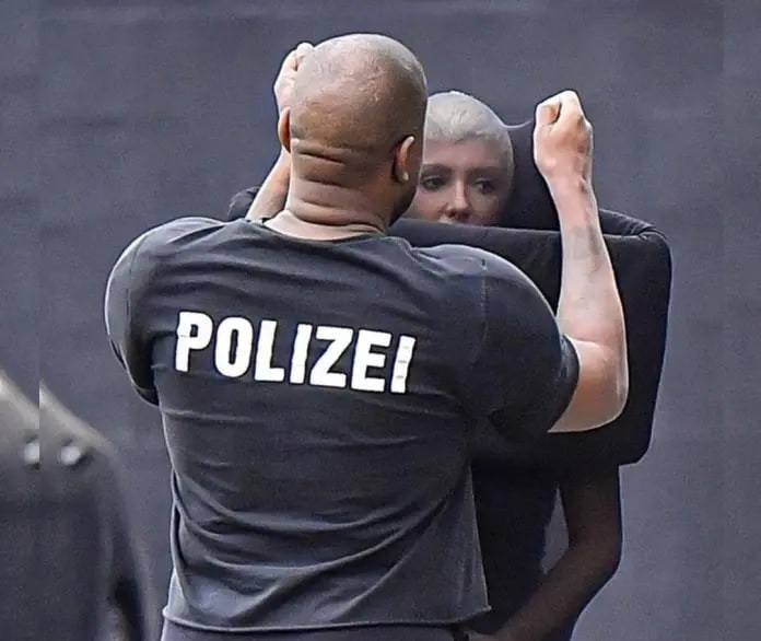 لباس های عجیب کانیه وست و همسر جدیدش در راه کلیسا! (عکس)