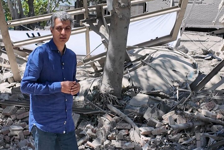 بازدید عادل فردوسی‌پور از محل بمباران شده دانشگاه صنعتی شریف