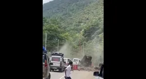 لحظه هولناک ریزش کوه بر اثر رانش زمین در هند (فیلم)