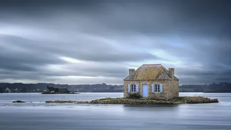 خانه غمگین است؛ بمانیم یا برویم؟ (جستاری دربارۀ دل‌کندن از وطن و رویای زندگی در جایی دیگر)