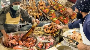 غذای خیابانی پیشاور با ماهی سرخ شده و کبابی