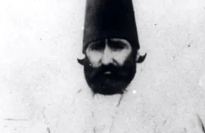 «آقا فرج، آرایشگر دربار قاجار» در کنار یک خواجه (عکس)