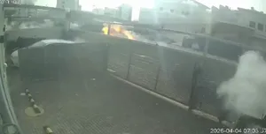 لحظه اصابت راکت حزب الله به کریات شمونه