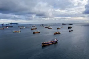 الجزیره: ۲۰۰۰ کشتی با ۲۰۰۰۰ ملوان در بن‌بست هرمز مانده‌اند