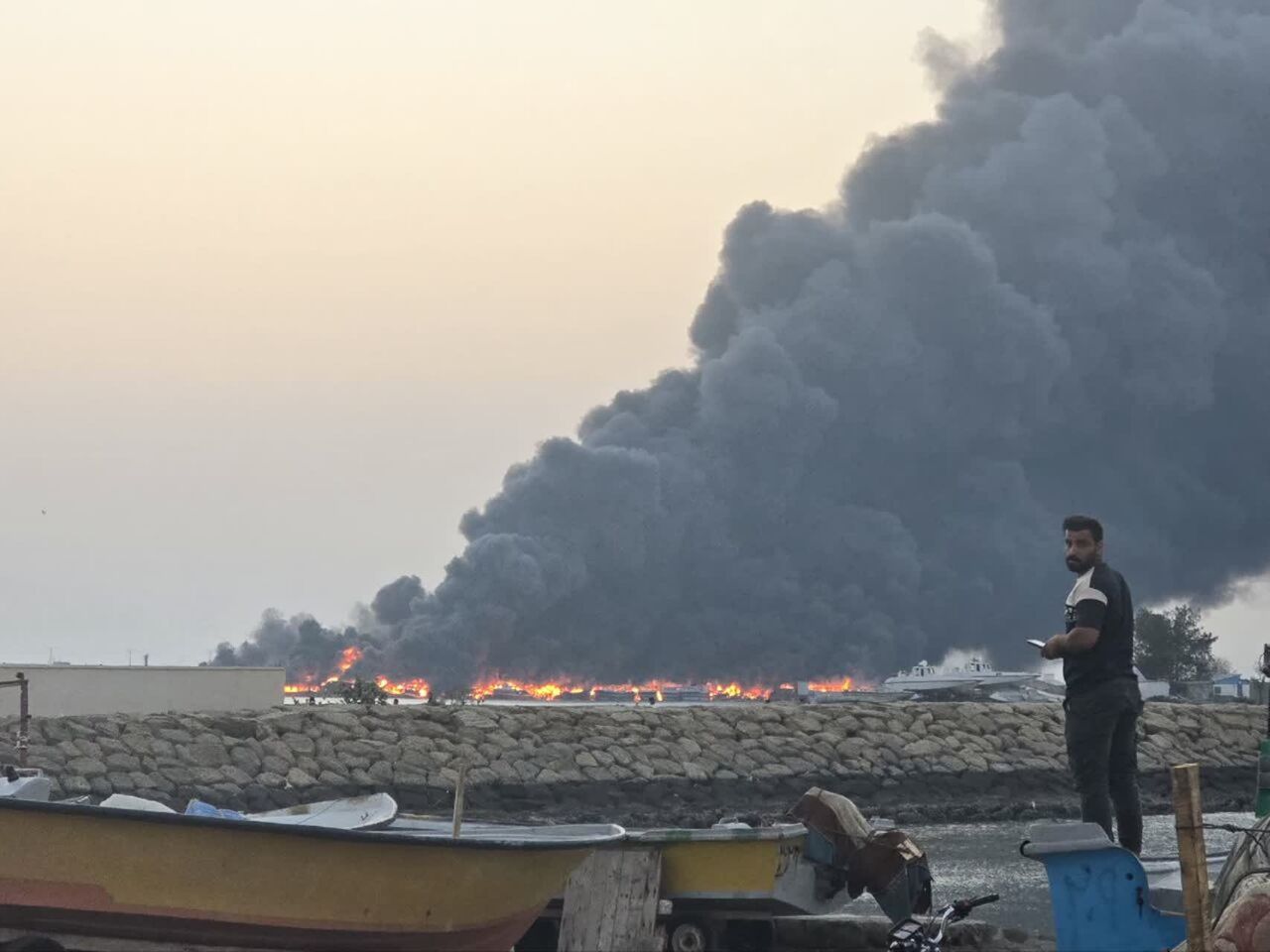 آتش سوزی لنج ها در بندر جاسک پس از حمله آمریکا آتش سوزی لنج ها در بندر جاسک پس از حمله آمریکا