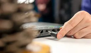 آیا اتصال دائمی لپ‌تاپ به شارژر، به باتری آن آسیب می‌زند؟ (جواب غیرمنتظره است)