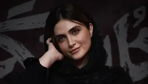 استایل تمام مشکی الناز ملک در اکران گل سنگ‌ (عکس)