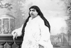 ژست عجیب «داماد ناصرالدین شاه» در زیر صندلی (عکس)