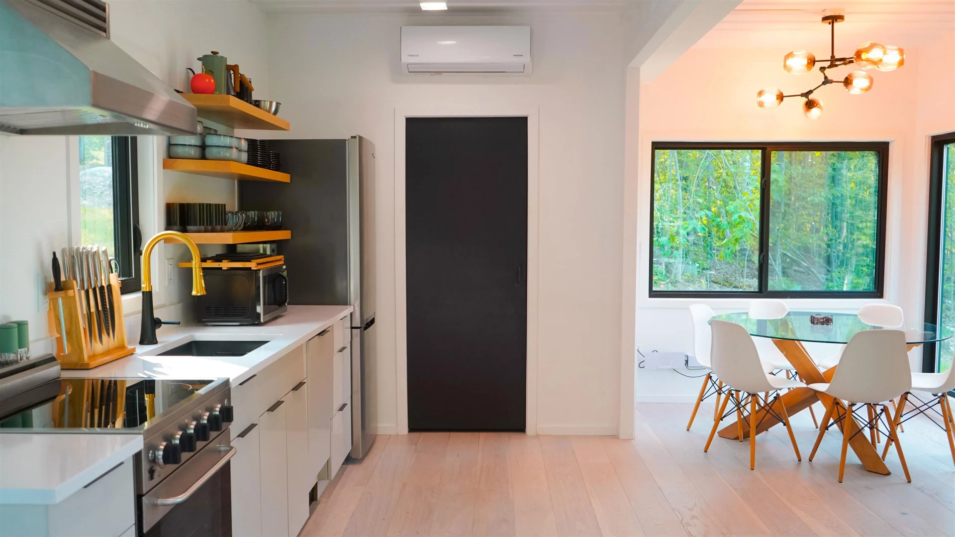 خانه ای متفاوت ساخته شده از کانتینر؛ ویلایی لوکس با استخر و سونا خانه ای متفاوت ساخته شده از کانتینر؛ ویلایی لوکس با استخر و سونا