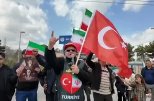 زنجیره انسانی جمعی از فعالان مدنی  ترکیه دور نیروگاه تبریز