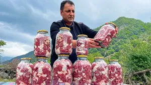 روش نگهداری گوشت گاو پخته شده در ظرف شیشه‌ای برای زمستان