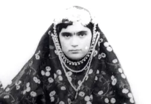 تصویر رنگی‌شدۀ دو نفر از زنان ناصرالدین شاه در کنار هم