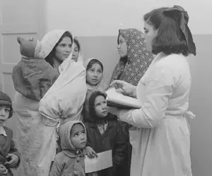 ۵۰ سال پیش؛ خانم دکتر قلابی بعد از ۲۵ سال طبابت بالاخره بازداشت شد! (عکس)