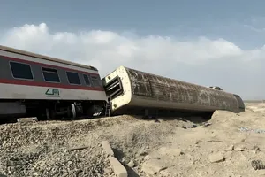 تصاویر خروج قطار تهران-مشهد از ریل؛ خوشبختانه بدون مصدوم (فیلم)