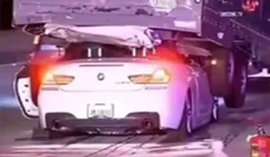 تصادف وحشتناک BMW با کامیون در بزرگراه فلوریدا (فیلم)