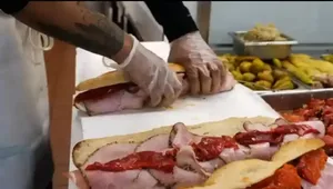 تهیه ساندویچ آمریکایی با پنیر کش‌دار موزارلا در خیابان
