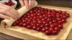طرز تهیه شیرینی خوشمزه با خمیر هزار لایه و گیلاس