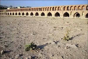 زاینده رود تبدیل به پیست اسب سواری شد (فیلم)