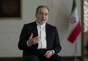 عراقچی: آمریکا به تاسیسات هسته‌ای ایران حمله کند ما هم به پایگاه‌های نظامی آنها حمله می‌کنیم، فرقی هم نمی‌کند پایگاه‌ها کجا باشند (فیلم)