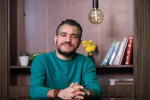 ناگفته‌های امید روزبه از همکاری با محسن چاوشی و تولد ترانۀ بی‌بدن (فیلم)