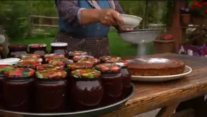 تهیه مارمالاد با توت فرنگی تازه در یک روستای آذربایجان