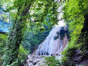 «آبشار اِسکِلیم»؛ نگین پنهان جنگل‌های هیرکانی (+عکس)