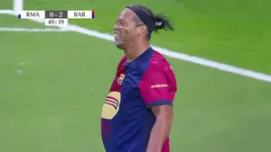 مهارت‌های تمام‌نشدنی رونالدینیو در ۴۵ سالگی / خلاصه بازی اسطوره های بارسلونا 2-2 اسطوره های رئال مادرید